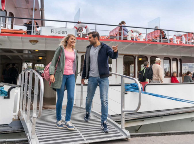 26_Gotthard Panorama Express -Schoene-Aussichten-Touristik-Ausstieg vom Schiff-©SBB CFF FFS